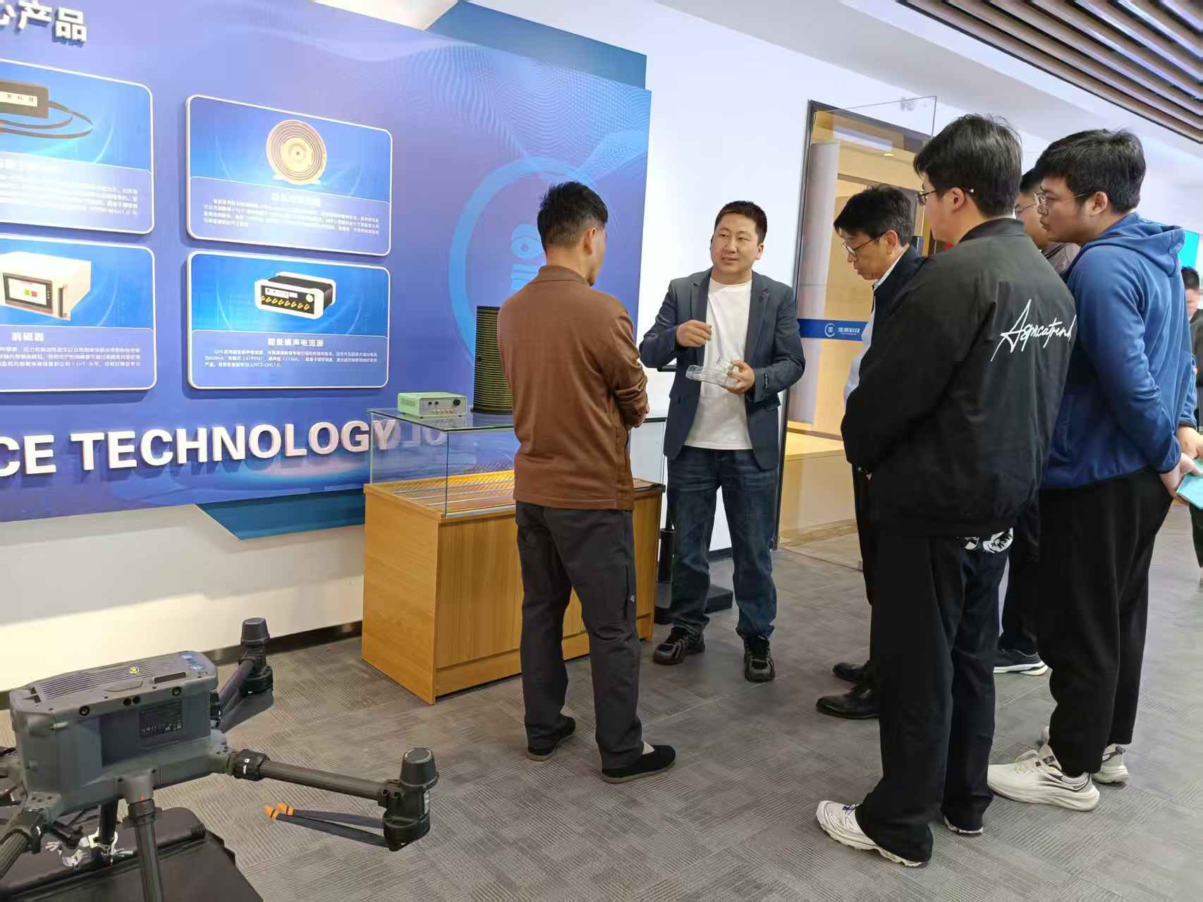 We warmly welcome Wang Guizhang, a representative of the People's Congress of Shushan District, and his delegation to visit Moce Technology for inspection and guidance